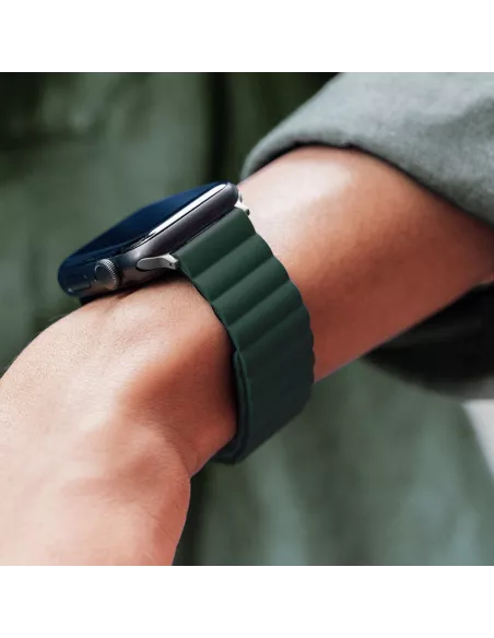 Silicone Wristband with Magnetic Clasp Apple watch 8, 7, 6, SE, 5...